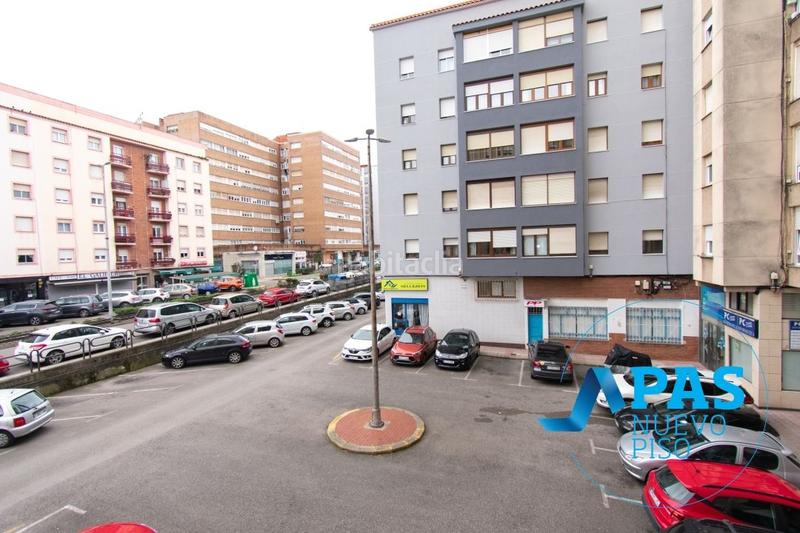 Foto b9a99dbe-36ad-4e82-83cb-f352c0cbc512. Piso estupendo piso con terraza de 3 habitaciones en la mejor calle de Muriedas. en Camargo