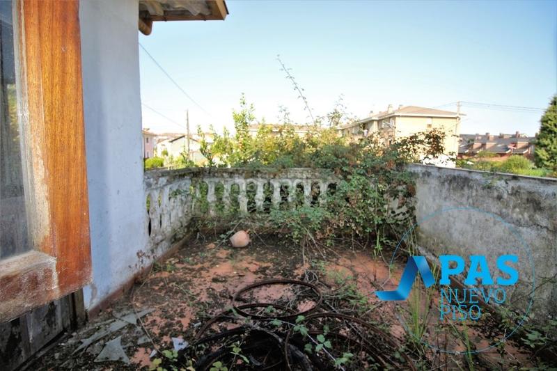 Foto 068e30f4-6a5f-4dd1-89e8-e4833a12c5ba. Chalet en Tanos, casa de dos plantas con preciosa finca en suelo urbano en Torrelavega