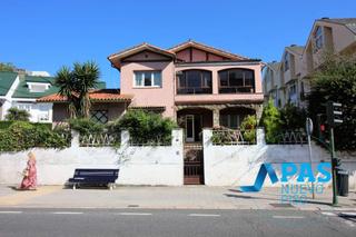 Casa  Avenida de valdecilla. Chalet señorial con amplia parcela, en la exclusiva zona de ciud