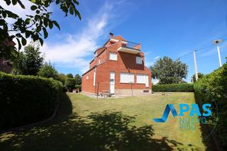 Chalet  Avenida josé maría de pereda. Chalet independiente en urbanización piramides, bezana