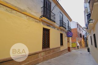 Geb�ude  Calle tomas de cozar. Edificio en centro hist�rico de m�laga