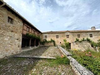 Casa a Villarcayo de Merindad de Castilla la Vieja. Casa-palacio fortificado, construido en 1.730. un lugar idílico
