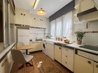 Pis  Maiatzaren bata kalea. Piso en el centro de romo. salón, cocina, 2 habitaciones y baño.