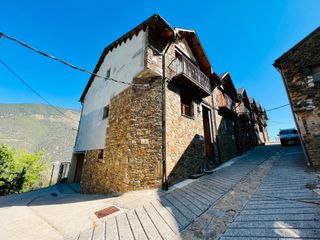 Casa en Rialp. Casa con 4 habitaciones con parking y calefacción