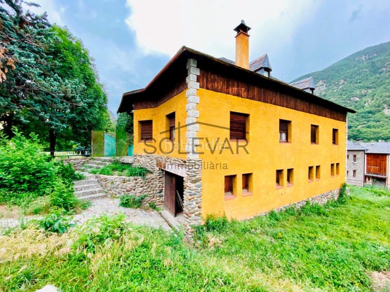 Foto f4f19f85-a373-49e6-be9c-d7c52ba9a498. Casa amb aparcament a Vall de Cardós
