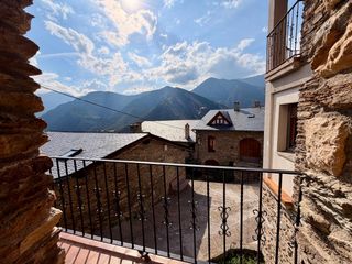 Casa in Tírvia. Casa a la venta en tirvia