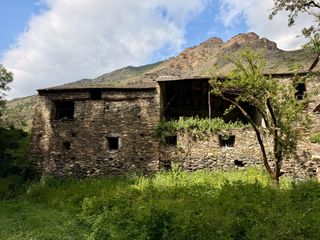 Masia a Farrera. Cuadra y pajar en la glorieta de montesclado