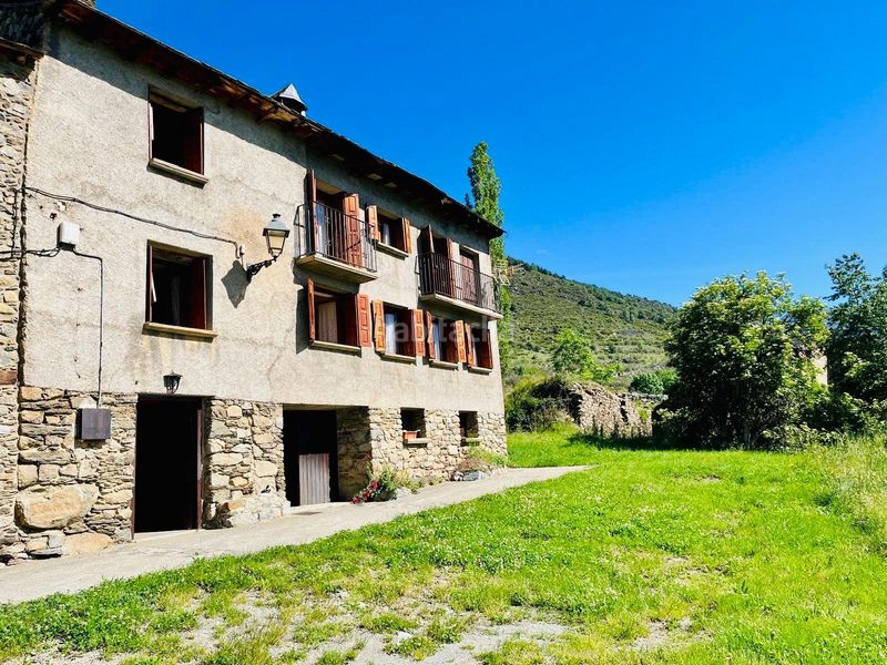 Foto 6700eddb-3a0a-4543-ba06-d0580d579bd8. Masia amb aparcament a Alt Àneu