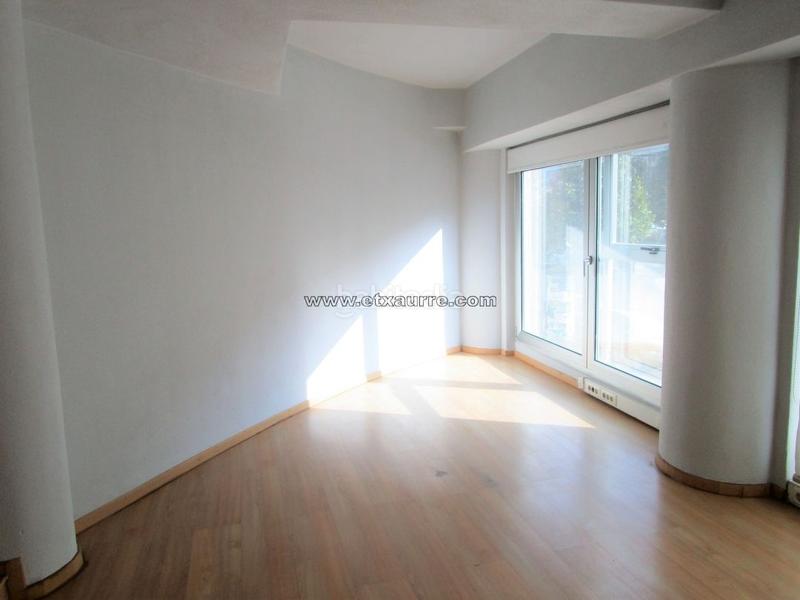 Foto 57085fc1-d7cc-4a61-ac5a-3515c3b50c02. Bureau avec chauffage parking dans Llodio