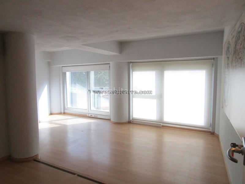 Foto a6d3b46e-b82d-4163-93be-c3bd1acd2d03. Bureau avec chauffage parking dans Llodio