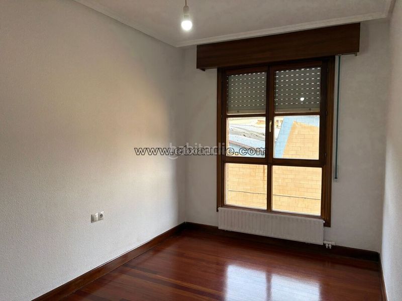 Foto 1ec7900a-e0c3-465f-900c-0637c043d85a. Pis amb calefacció aparcament a Llodio