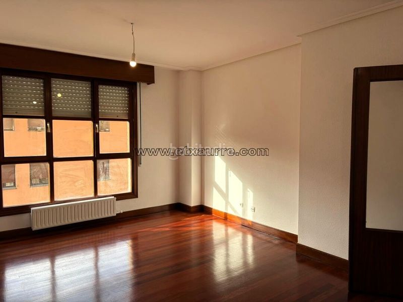 Foto 39abc00d-4d41-42fe-b559-abcb7bf1eec5. Pis amb calefacció aparcament a Llodio