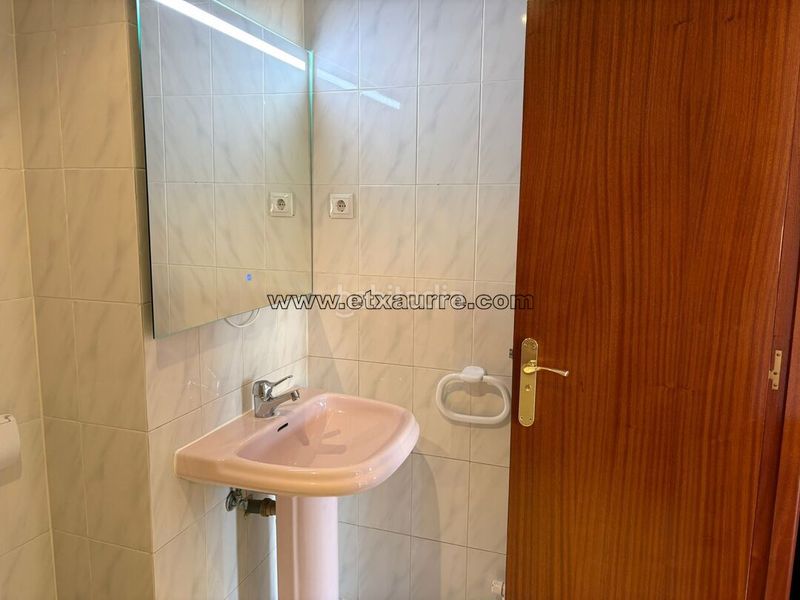 Foto 5d2dd33a-d3e2-4907-8bb2-e89a0073ef3d. Pis amb calefacció aparcament a Llodio