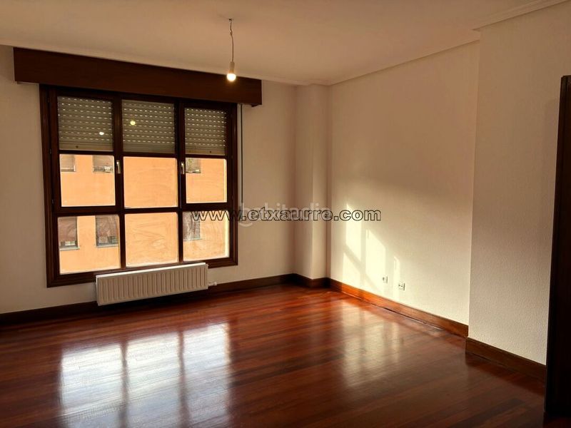 Foto 81d1f3d2-6456-42ff-a0c6-8e2bc6db7b3b. Pis amb calefacció aparcament a Llodio