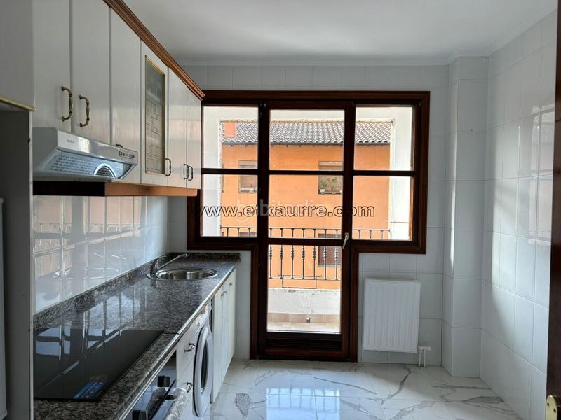 Foto c1b27896-48a2-4902-9ffc-1a16368d71ad. Pis amb calefacció aparcament a Llodio