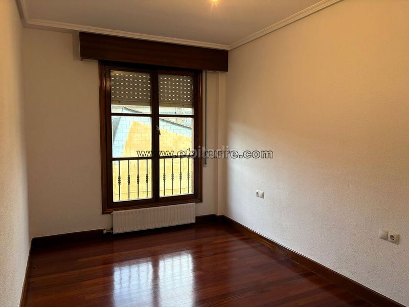 Foto e9cf0cc7-cf7b-4af4-b125-dccd383ea194. Pis amb calefacció aparcament a Llodio