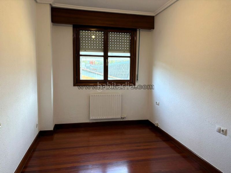 Foto ea600ad9-04a6-4000-8b4c-b7fed32f462c. Pis amb calefacció aparcament a Llodio