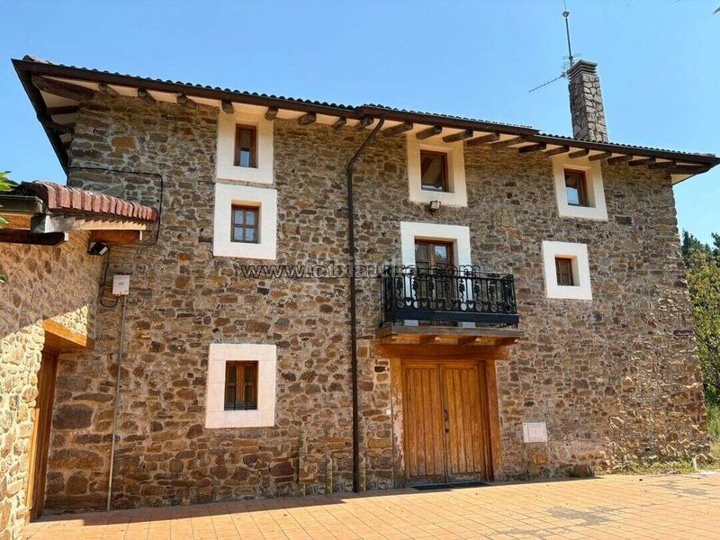 Foto 6b3143b4-d61b-4c7c-a02f-050effcbc890. Masia amb calefacció a Llodio