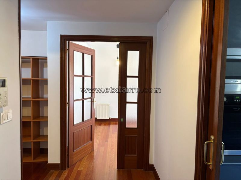 Foto c7e64222-783d-4a17-9441-03a7bbadc89a. Pis amb calefacció aparcament a Ayala / Aiara