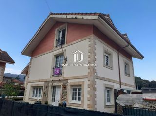 Casa  Rioseco. Casa pareada en guriezo con jardín privado, a minutos de la play