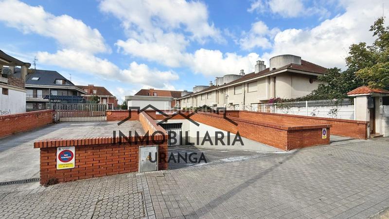 Foto ef187e25-567d-4ae1-acc1-793600b66dc5. Aparcament cotxe a El Puntal Laredo