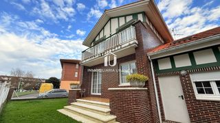 Casa  Del rio. Chalet adosado en garaje con jardín y terraza en bárcena de cice