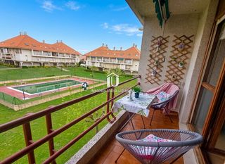 Dúplex a Ajo. Dúplex con terraza, piscina comunitaria y trastero en ajo bareyo