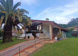 Casa  La magdalena. Chalet individual de una planta con jardín y terraza en guriezo