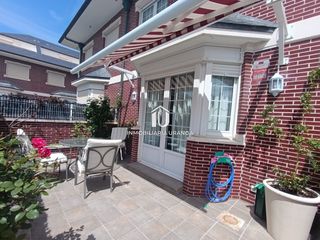 Casa  Derechos humanos. Chalet pareado con piscina comunitaria, txoko y ático en zona pl