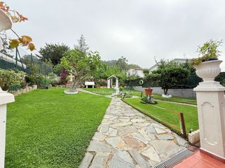 House  Iglesia. Chalet pareado con jardín y txoko en san miguel de meruelo