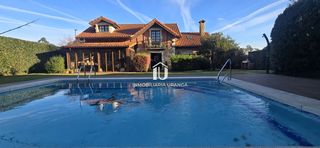 House  Arna. Villa exclusiva en somo con parcela de 1.000 m y piscina climati