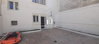 Casa  Doctor velasco. Casa adosada en el centro de laredo con patio de 70 m