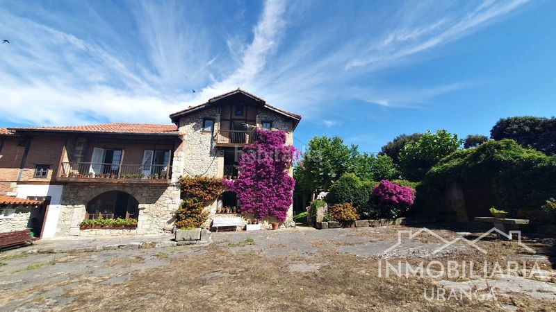 Foto 2ae7e1a2-71f5-44b0-954a-a5b8782a8df0. Chalet casona montañesa de piedra con 5.000 m de terreno ideal para inversión o negocio rural en Ribamontán al Mar