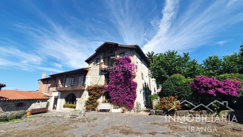 Foto 8b2d1266-2c11-49c9-b8b9-73655851eb8f. Chalet casona montañesa de piedra con 5.000 m de terreno ideal para inversión o negocio rural en Ribamontán al Mar
