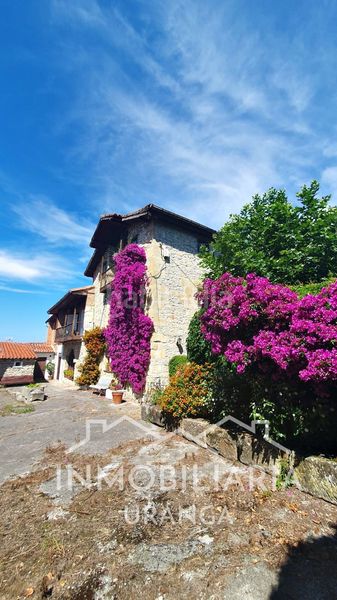 Foto b524c586-6509-4185-bb8e-e8bc279b3659. Chalet casona montañesa de piedra con 5.000 m de terreno ideal para inversión o negocio rural en Ribamontán al Mar