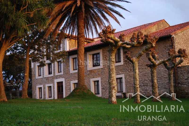 Foto b729b431-ff61-4257-a5fb-033edfb823ef. Chalet casona montañesa de piedra con 5.000 m de terreno ideal para inversión o negocio rural en Ribamontán al Mar