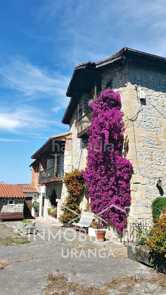 Foto e971529f-9d24-4395-b784-6906a75b02ca. Chalet casona montañesa de piedra con 5.000 m de terreno ideal para inversión o negocio rural en Ribamontán al Mar