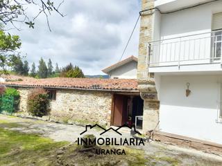 Maison  El puente. Casa de piedra adosada con jardín y edificaciones auxiliares en