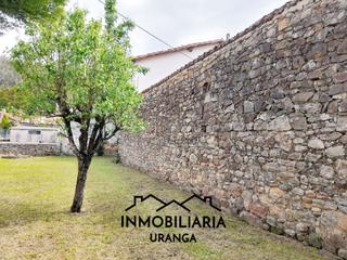 Maison  El puente. Casa de piedra adosada con jardín y edificaciones auxiliares en