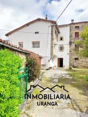 Maison  El puente. Casa de piedra adosada con jardín y edificaciones auxiliares en