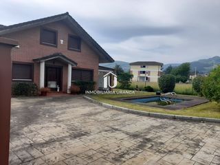 Casa  El puente. Chalet en guriezo con jardín y piscina privada  lista para entra
