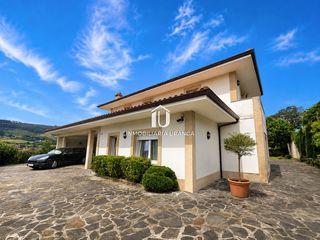 House  La maza. Exclusiva vivienda unifamiliar con piscina, jardín y vistas desp