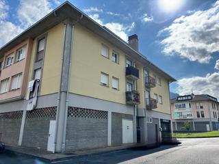 Etagenwohnung in Okondo. Se vende piso exterior, con garaje y trastero.