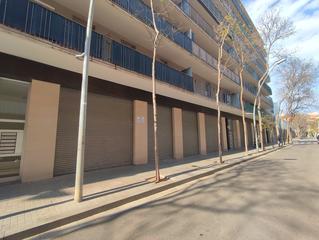 Location Local commercial  Carrer de sant pere. Local esquinero a pie de calle