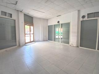 Rent Business premise  Carrer de sant pere. Local esquinero a pie de calle