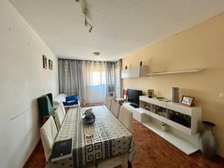 Etagenwohnung in La Mina. Piso de tres habitaciones de protección oficial