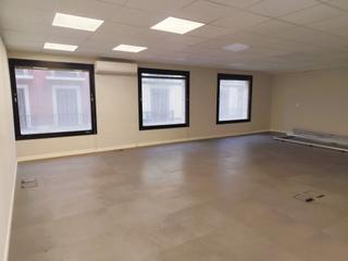 Rent Office space in Gros. En edificio de oficinas. oficina exterior, amplia y luminosa.