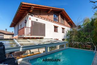 Reihenhaus  Tribunak. Casa pareada con ascensor y piscina en venta.