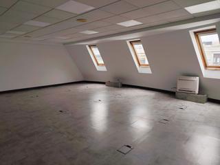 Rent Office space in Gros. En edificio de oficinas. oficina exterior. al principio de gros