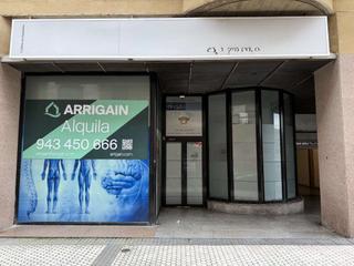 Location Local commercial à Usandizaga kalea 2. Local en esquina en alquiler en usandizaga, con escaparate a cal
